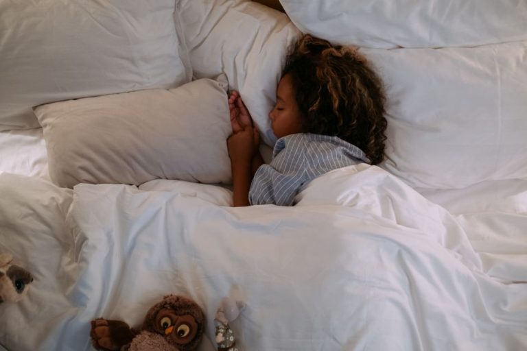 Family Screen Time and Sleep: 5 Evening Routine Steps